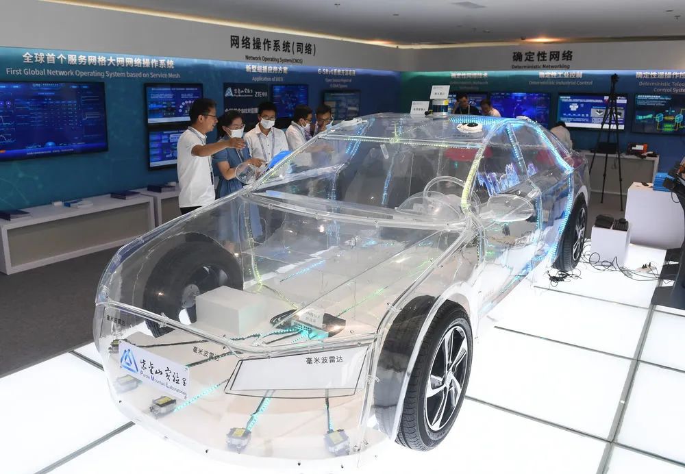 南京未来网络创新展上，参展人员介绍确定性网络在无人驾驶中的应用技术